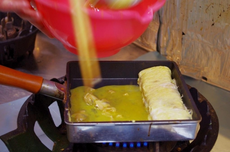 焦がさないようにゆっくり、空気を抜くようにしながら丁寧に焼き上げます。さっそくハマグリの香りが調理場いっぱいに。<br>食欲をそそります～