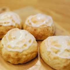 手作りの焼き菓子とコーヒーの香りに包まれた癒やしのカフェ