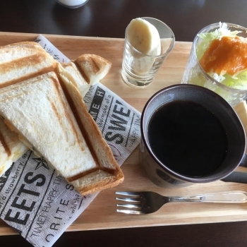 ホットサンド・サラダ・果物・サイフォンで淹れたコーヒー