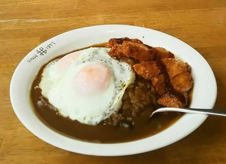 目玉焼きチキンカレー　830円<br>卵が2個なのがうれしい。