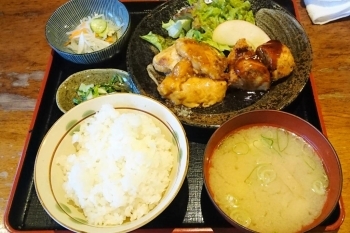 鶏かつと鶏しょうが焼きが合わさった鶏かつスペ