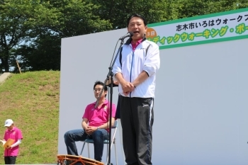 5kmで参加の香川市長の挨拶。<br>今日は中に、ピンクの大会ポロシャツを着て参加です。<br>今日も香川節が聞けました～♪<br>聞く側を飽きさせないスピーチはさすが！