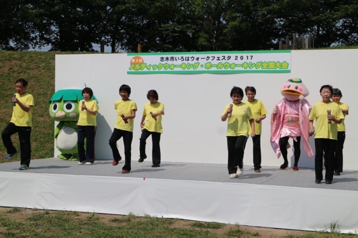 カッピー体操の皆さん。ダンベルを持ってダンス♪　カッピーとさくらちゃんも一緒に。暑そうだな～