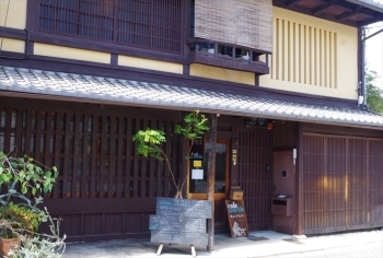 仏光寺通に面した間口はかなり広い