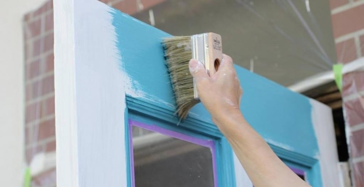白い下地を塗ったあと、ドア部分はブルーに色を塗って仕上げていきます