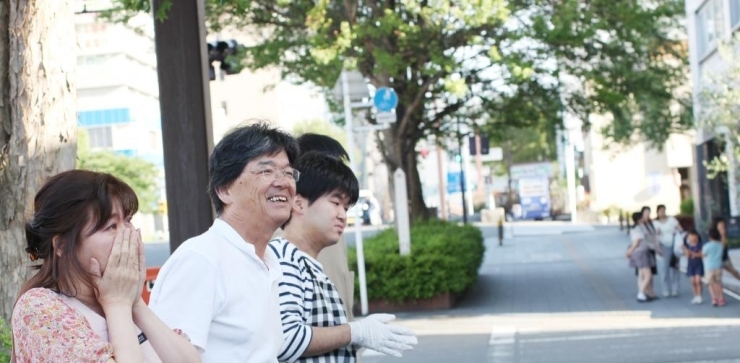 完成したお店の外観を見る森島さんご一家