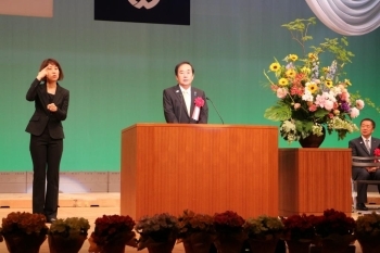 上田清司埼玉県知事<br>話題のオリンピックの話を交え、ジョークを入れながら会場を盛り上げました。