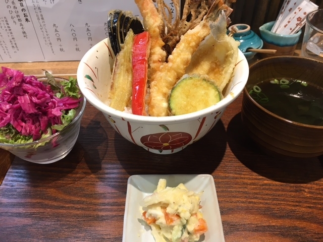 夏の天ぷら丼ぶり　９５０円（税別）<br>エビが２本にキス、あとは野菜が５種類でボリュームたっぷり。