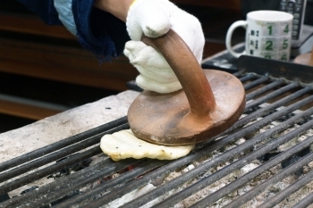 押し瓦で形を整えながら焼きます。