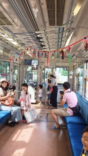 車内の様子を見渡すお客さんたち