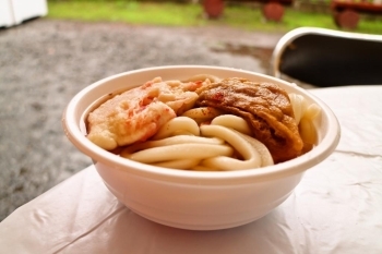 今回の山開きに限り、通常のうどんを使用。<br>「かっぱふれあい館」では米粉麺の「田子山富士うどん」が食べられます。