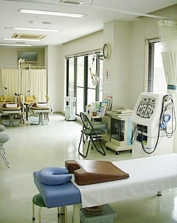 窓を大きくとった明るいリハビリテーション室「医療法人社団 仁績会 玉井医院」