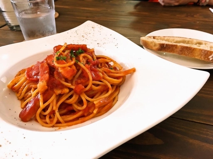 Pasta　Lunch☆／980yen（サラダ・ドリンク付）<br>生トマトとベーコンのトマトソースパスタ（この日のパスタBランチ）