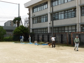 開催に先立ち会場周辺の除草を開始です