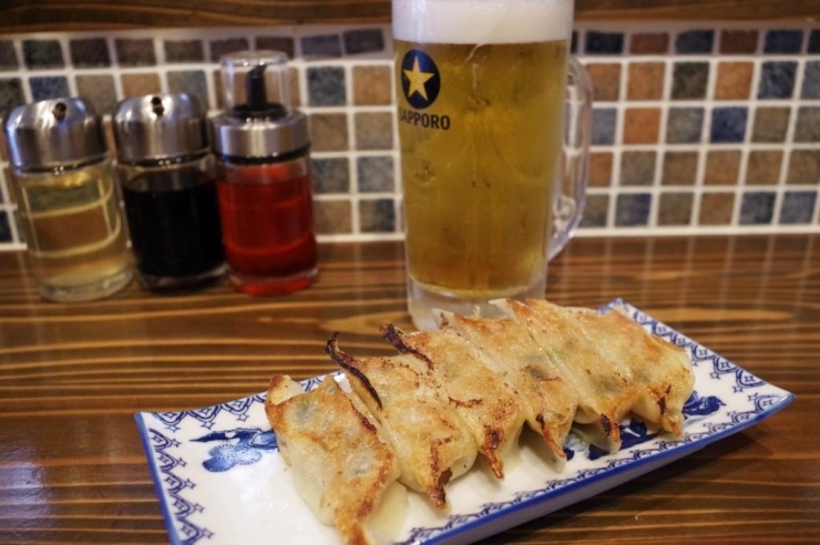 写真は、餃子一人前350円、生ビール450円。<br>餃子二人前と白ごはん＆ビールで1,091円の定食にも！