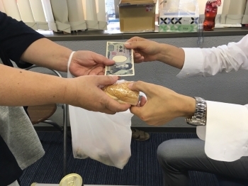 パンを1000円で売ったみたいになっていますが、この1000円でちくわ10袋を買いました。