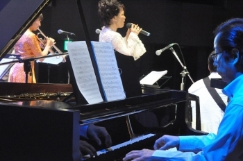 ボーカルの吉澤紀子さんが登場すると花岡詠二さんはピアノを演奏し会場を盛り上げます