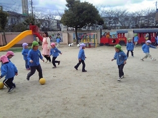 サッカーを楽しむ子どもたち