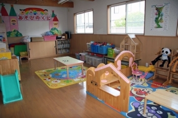『遊戯室』雨の日や梅雨時など外で遊べない日などにも利用でき、園児も大好きなお部屋です。