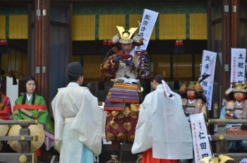 勝利を祈願してお神酒を