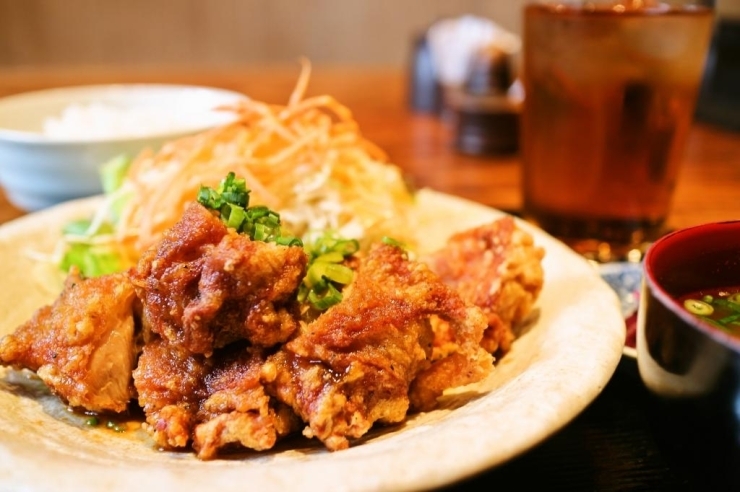 人気No.1「鶏とネギのピリ辛ソース定食」　750円（税込）<br>※味噌汁・ご飯・漬物付き