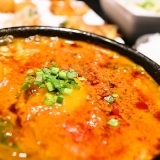 『韓国家庭料理　いもや』で旨みと辛みで本場の味を堪能できる「スンドゥプ定食（豚肉トッピング）」ランチ【志木駅東口】