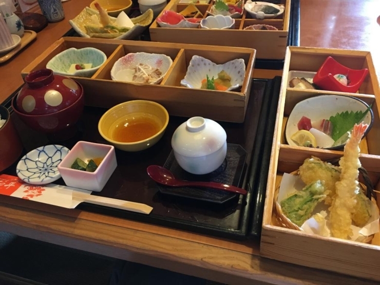 これは平日限定の和平松花堂御膳（税抜き1280円）<br><br>旬の小鉢4品・お刺身・天ぷら・茶碗蒸し・ご飯・汁物がついています。