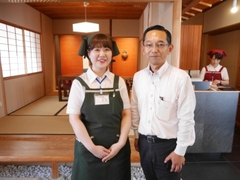 駿河屋再開を機に、入社された羽田さん(写真左)。お母様が本社事務所、弟さんが工場で勤務されているという駿河屋の看板娘。