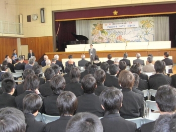 中学校生徒と一緒に贈呈式が開催される