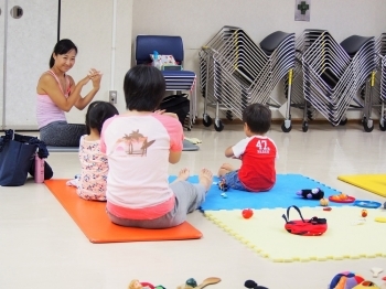 子どもたちも真似っこ！ヨガ効果、あるかな？