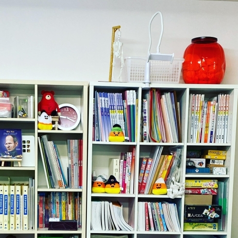 本校教室の棚はまだまだ飾る余地アリ「新グループ発足　【伊丹の幼児・小学生・中学生指導塾　本物の国語・英語を学ぶ】」