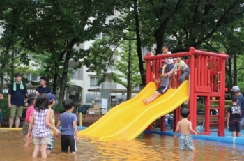 上から水が流れる立派な滑り台！