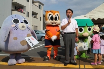 香川志木市長<br>いつもイベントで楽しいご挨拶。<br>子供達は・・・ご当地キャラに・・・（笑）