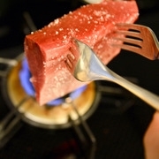 【1】カツオは塩をまぶし、フォークなどを刺して<br>ガスコンロで表面を軽く炙る（バーナーを使っても）<br>バットなどに置き、冷蔵庫で冷やす。