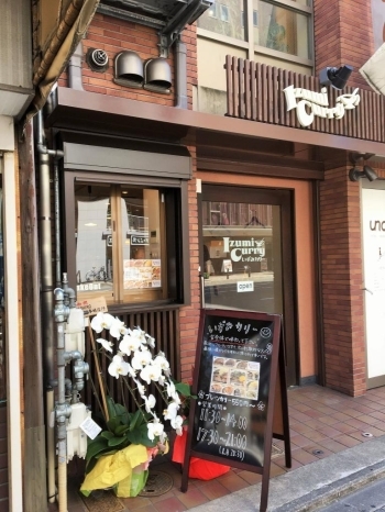 こじんまりとした店舗。<br>テイクアウト用のカウンターがあります