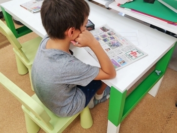 新聞を使ったワークに取り組む3年生