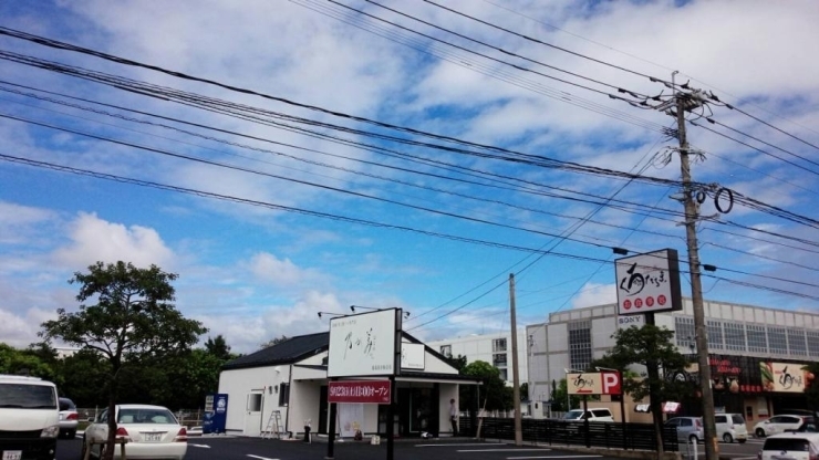 県道471号線沿い、お食事処くろだるまのお隣です。