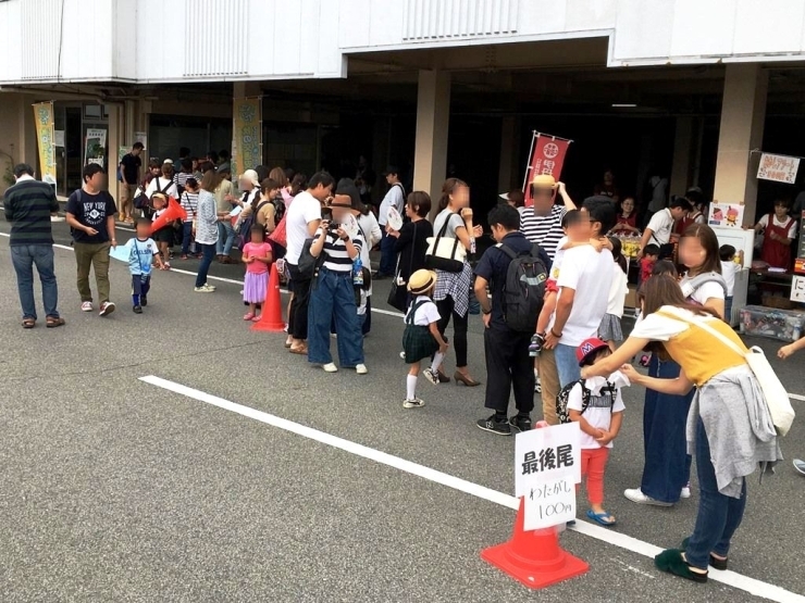 行列の最後尾からは、綿菓子ブースが見えないくらい！！