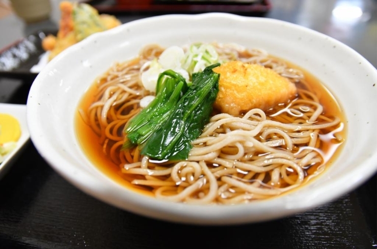 温かいお蕎麦　ゲソ天付き　800円（税込）