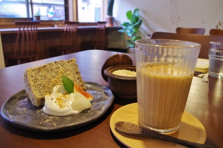 この日の手作りケーキは、黒ごまに黄な粉、イチジクとナシが添えられたやさしい味でした。