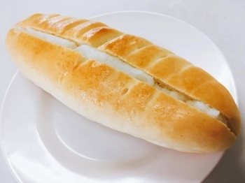 ウイーン風のパン「ビエノワ」にクリームがたっぷり　150円