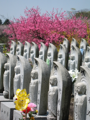 四季折々の花と並ぶ水子地蔵尊「永寿園霊所」