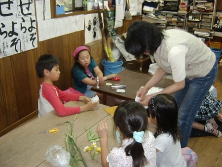 竹の子、春菊の花、えんどう豆、麦が準備されていました。