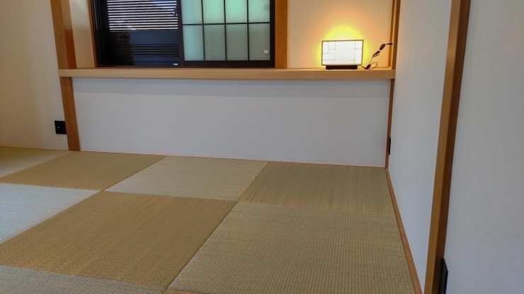 雰囲気ある灯りと琉球畳「琉球畳　大分県国東で栽培、収穫後半動力による手織りされた「青表」を半畳の畳床に巻きつける様に縫い付けた日本国産琉球畳の施工いたします！当店は日本国産畳材料を使用した畳の施工にずっとこだわります。」