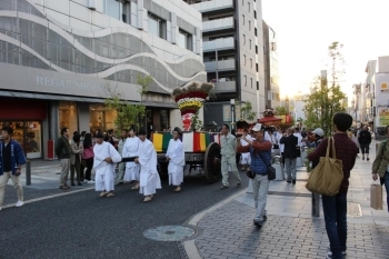 祭りで重要な役割を果たす、大きな花扇を載せた御所車