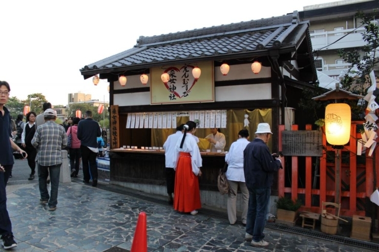 采女神社の祭神は、采女命。通常は閉まっていますが、この日ばかりはえんむすび守などが授与されます。