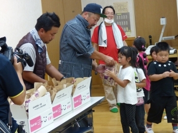 焼き芋を提供してくれているのは農業後継者協議会　会長　永作氏と大橋氏