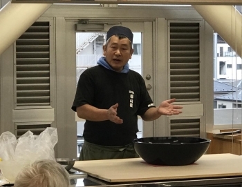 講師の田島さんは春江町でこだわりの蕎麦と日本酒のお店「弥次右衛門」の店主さん。