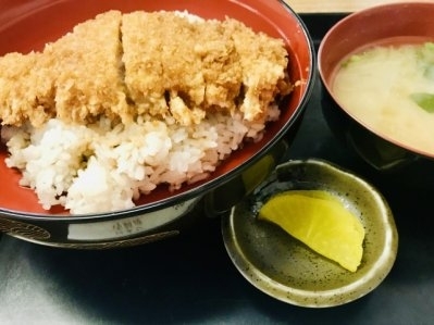 創業明治25年、老舗で名物のカツ丼を堪能！