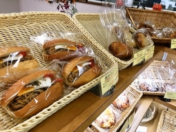 店内には総菜パンやサンドイッチがたくさん並んでいます。